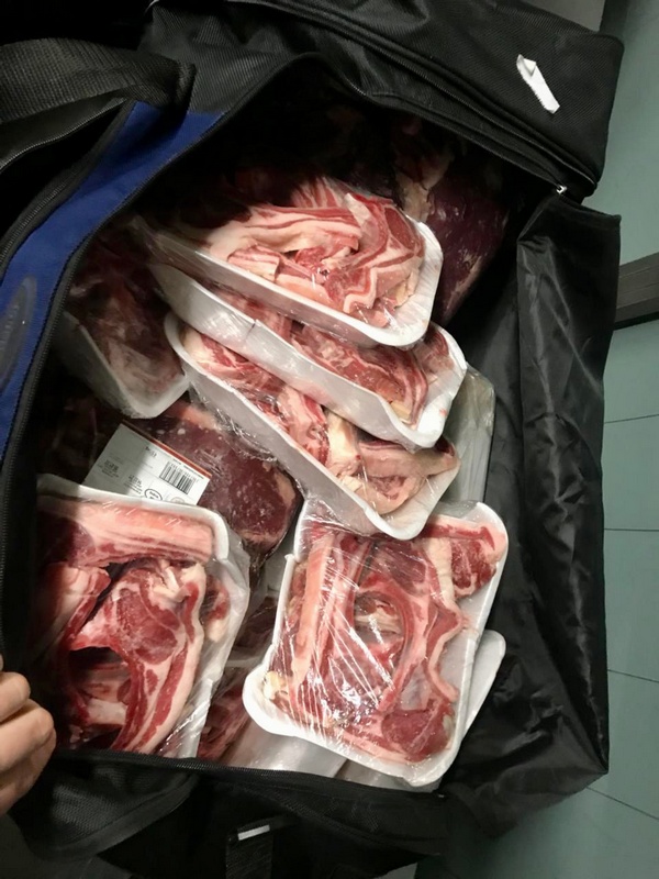 Даже таможенники были в шоке. Израильтянин прилетел в Борисполь из Лондона с 8 сумками продуктов. Только сырого мяса - 150 кг (ВИДЕО) 7