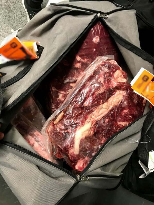 Даже таможенники были в шоке. Израильтянин прилетел в Борисполь из Лондона с 8 сумками продуктов. Только сырого мяса - 150 кг (ВИДЕО) 9